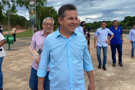 O governador Mauro Mendes durante vistoria no Parque das �guas