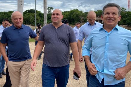 O vice-governador Otaviano Pivetta, o prefeito Abilio Brunini e o governador Mauro Mendes, que participaram das visitas