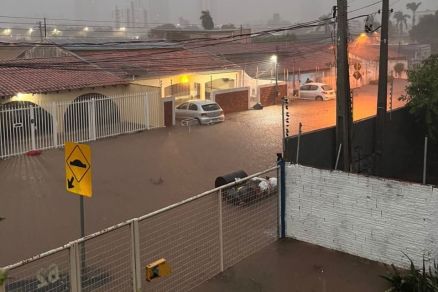 Morador do Jardim Tropical, em Cuiab, registrou casas alagadas aps temporal neste domingo 