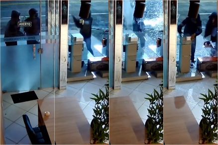 Momento em que dupla invade e furta loja de celulares 