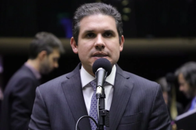 Motta cede a presso de deputados e amplia conflito com Lula