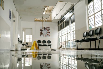 Teto desabado no Centro Especializado de Reabilita��o (CER II)