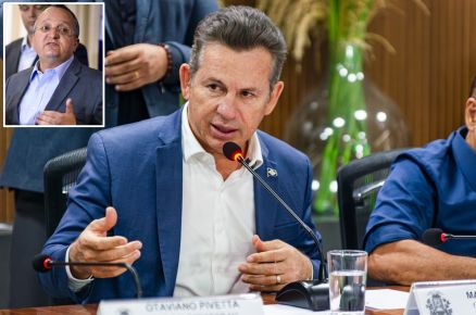 O governador Mauro Mendes, que rebateu as crticas do ex-governador Pedro Taques (no detalhe)