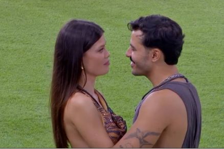 Vit�ria Strada convidou Mateus para conversar enquanto os brothers dan�avam na madrugada desta quinta-feira (16) no BBB 25. Ap�s um dia distanciados, a atriz pediu desculpas e abra�ou sua dupla no reality.