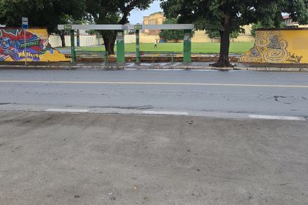 O muro da Escola Estadual Liceu Cuiabano Maria de Arruda M�ller 