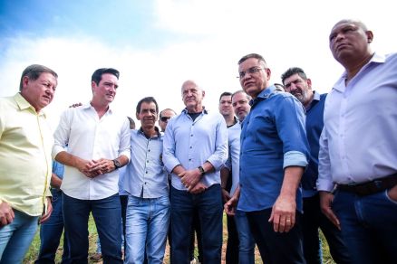 O deputado estadual e o vice-governador, Otaviano Pivetta, em reunio com os prefeitos 