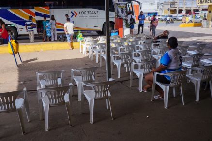 Cadeiras de plstico usadas por passageiros da Rodoviria do Coxip