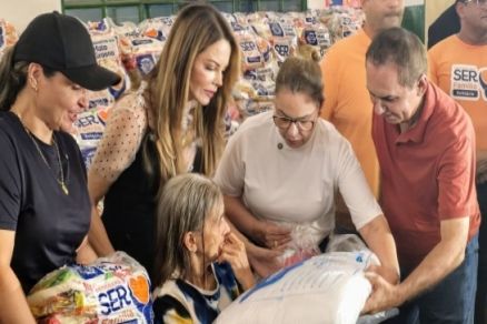Entrega de doaes s famlias atingidas em Cuiab