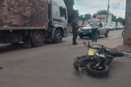 Motocicleta foi atingida por caminho em cruzamento 