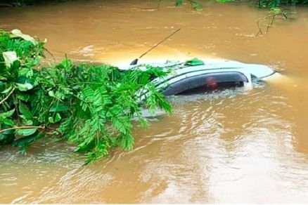 O Chevrolet Montana ficou submerso no rio