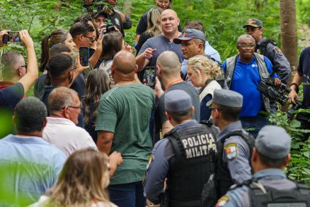 O prefeito Abilio Brunini durante visita ao Morro da Luz nesta sexta (17)