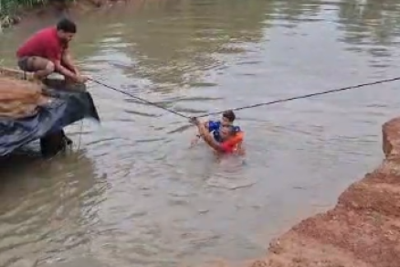 Menino � atravessado em rio em Confresa, com aux�lio de um bombeiro