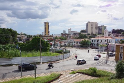 Cuiab, com cu ligeiramente encoberto por nuvens 