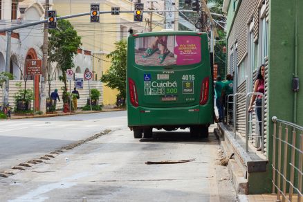 Veculo da empresa Caribus, que atua no transporte em Cuiab
