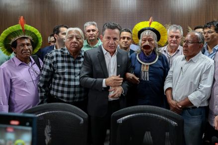 O governador Mauro Mendes junto do cacique Raoni Metuktire e outras lideranas