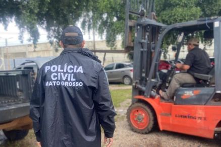 Policiais civis cumprem mandado em Cuiab, durante a Operao Alta Tenso