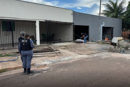 Policiais militares em frente ao conjunto de quitinetes
