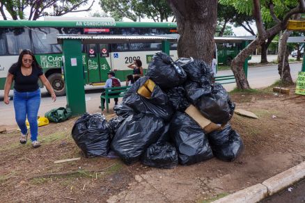 Lixo acumulado aguardando coleta no bairro CPA 3, na Capital