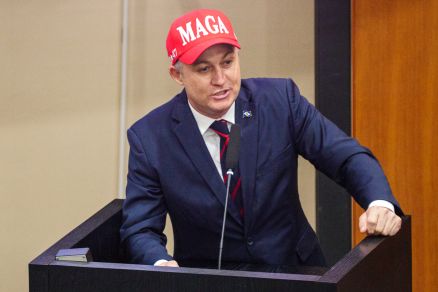O deputado estadual Xuxu Dal Molin utilizou um bon� com slogan de Trump. Foto: Victor Ostetti