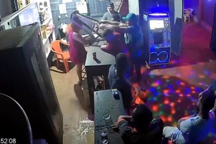 Momento em que cliente atinge funcionria de casa noturna 