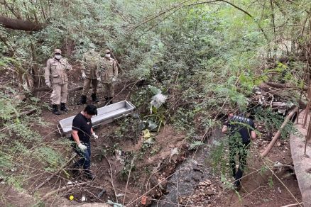 Os peritos recolhem o corpo, que foi localizado nesta tarde