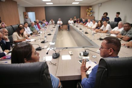 O deputado estadual Eduardo Botelho e representantes dos servidores durante reunio