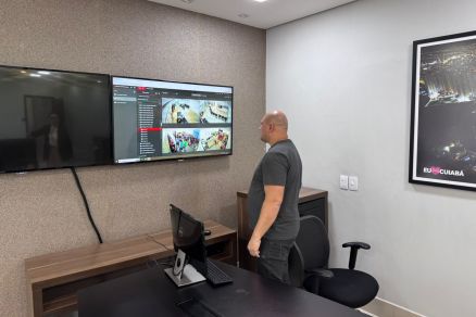 O prefeito Ab�lio Brunini observa o v�deo com a movimenta��o