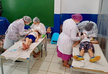 O programa Mais MT Sorrindo, que promove a sade bucal por meio de aes educativas e assistenciais preventivas a alunos da rede pblica