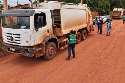 Equipe da Limpurb e um dos ve�culos da Locar Saneamento Ambiental