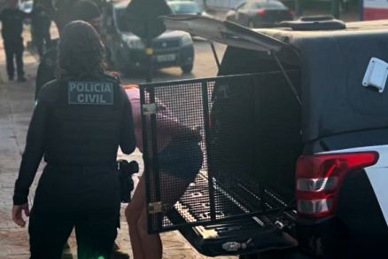 Mulher deixa o camburo da Polcia depois de ser presa durante a Operao Rota do Serto