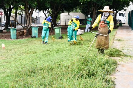 Trabalhadores durante mutiro de limpeza