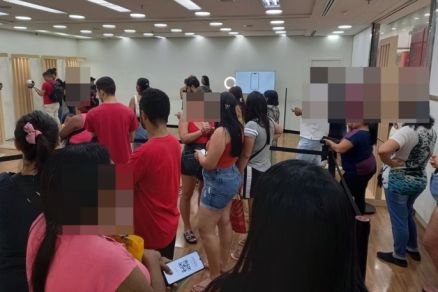 Pessoas fazem fila para terem a biometria ocular coletada pela empresa 