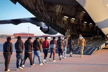 Brasileiros deportados entrando em avio 