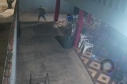 O momento em que o cliente realizou disparos em bar  