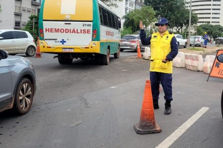 Foram instalados gelos baianos para servir de bloqueio no redirecionamento do fluxo de trfego