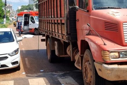 A vtima foi atropelada por um caminho e morreu ainda no local 