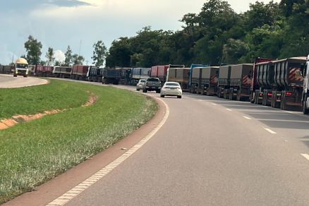 Fila de caminhes antes do Terminal Ferrovirio Rumo