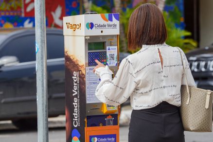 Motorista realizando pagamento do estacionamento rotativo, localizado em Cuiab�