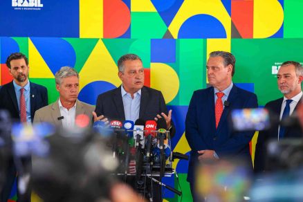 Os ministros da Casa Civil, Rui Costa (ao centro), do Desenvolvimento Agrrio, Paulo Teixeira ( esq. de Rui), e da Agricultura, Carlos Fvaro ( dir.)