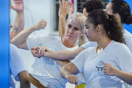 A instrutora de Krav Maga Tasa Guimares ( esq.) ao lado de uma aluna