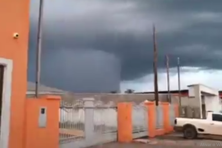 Fenmeno possui esse formato devido  rotao do vendo no interior da nuvem