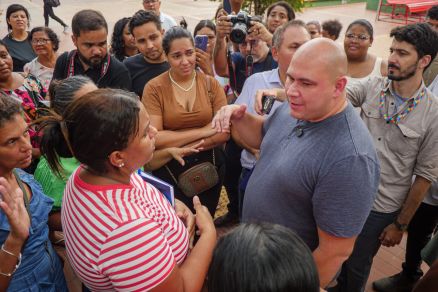 O prefeito Abilio Brunini conversa com cuidadoras de escolas municipais