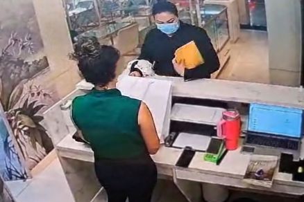 Assaltante chegando no estabelecimento 