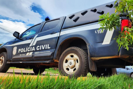 Viatura da Polcia Civil, que est investigando o crime
