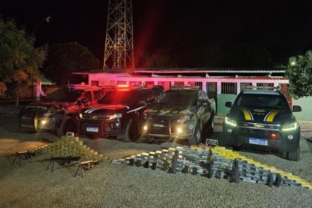 Material apreendido pela PM; esses fuzis s�o usados em guerra 