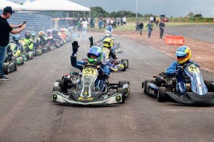 O governador Mauro Mendes na pista de kart