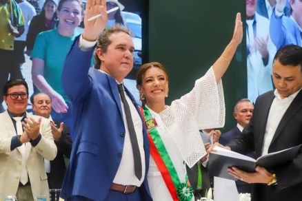 Tio da Zaeli e Flvia Moretti durante posse 