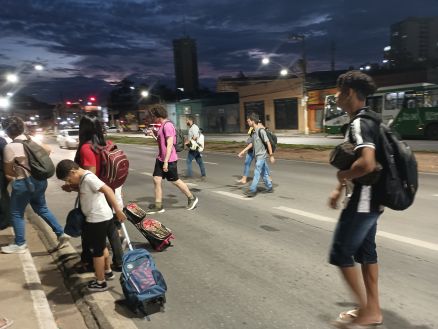 Pedestres atravessam em meio aos carros no Morro da Luz 