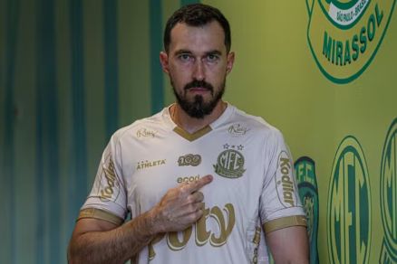 Ex-Cuiab�, Walter aparece em apresenta��o de novo clube