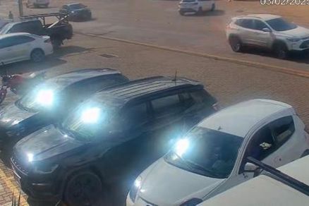 Imagens mostram momento em que objetos so furtados de carro